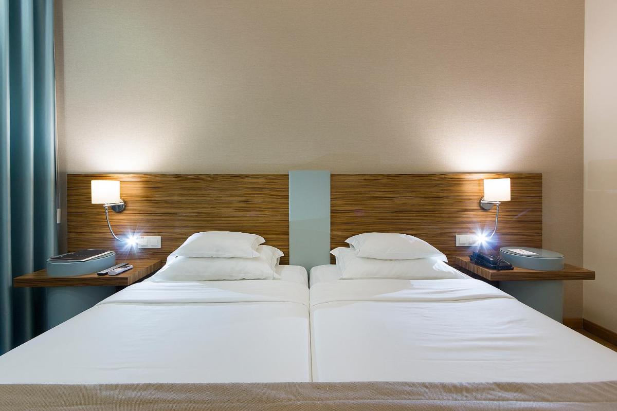 Uma cama ou camas num quarto em Hotel Meira