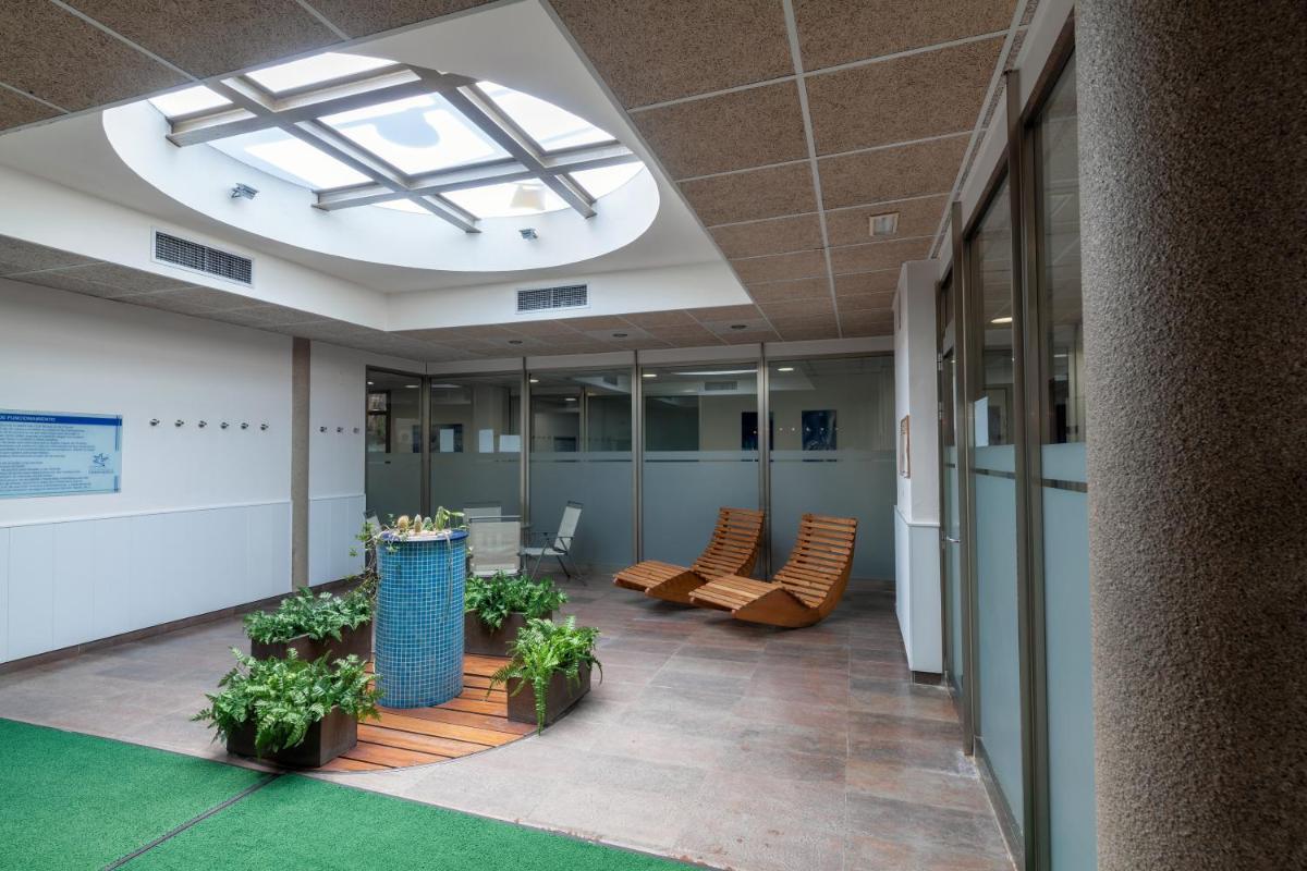 vestíbulo de oficina con sillas y tragaluz grande en Hotel Balneario de Compostela, en Brión 25 fotos más