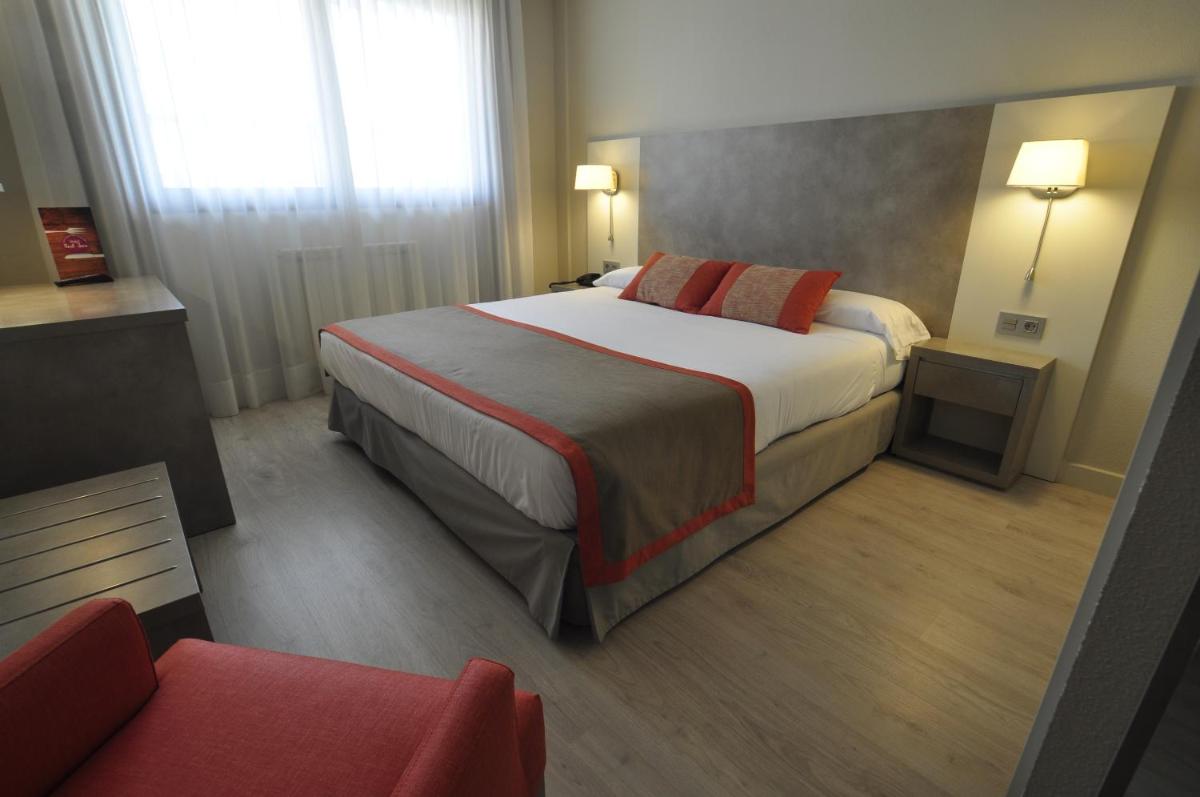 Cama o camas de una habitación en Hotel & Spa Real Jaca