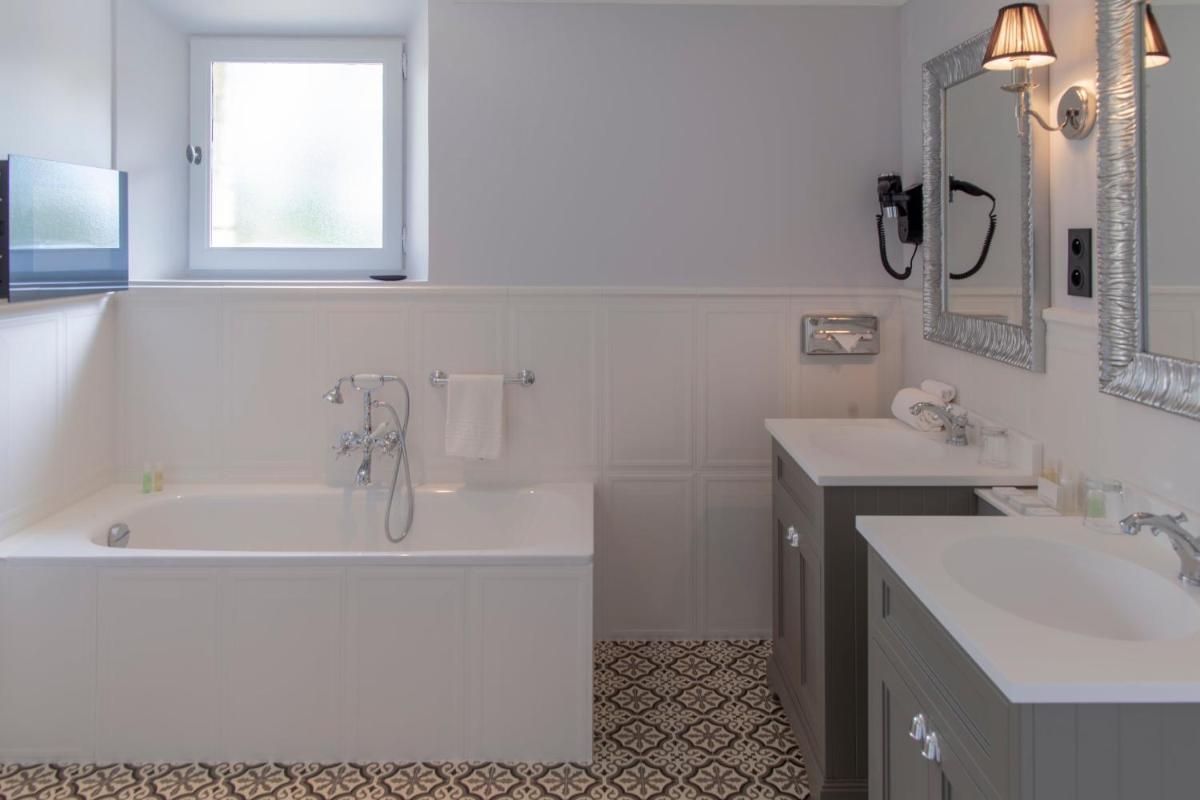 Salle de bains dans l'établissement Hotel Les Bories & Spa