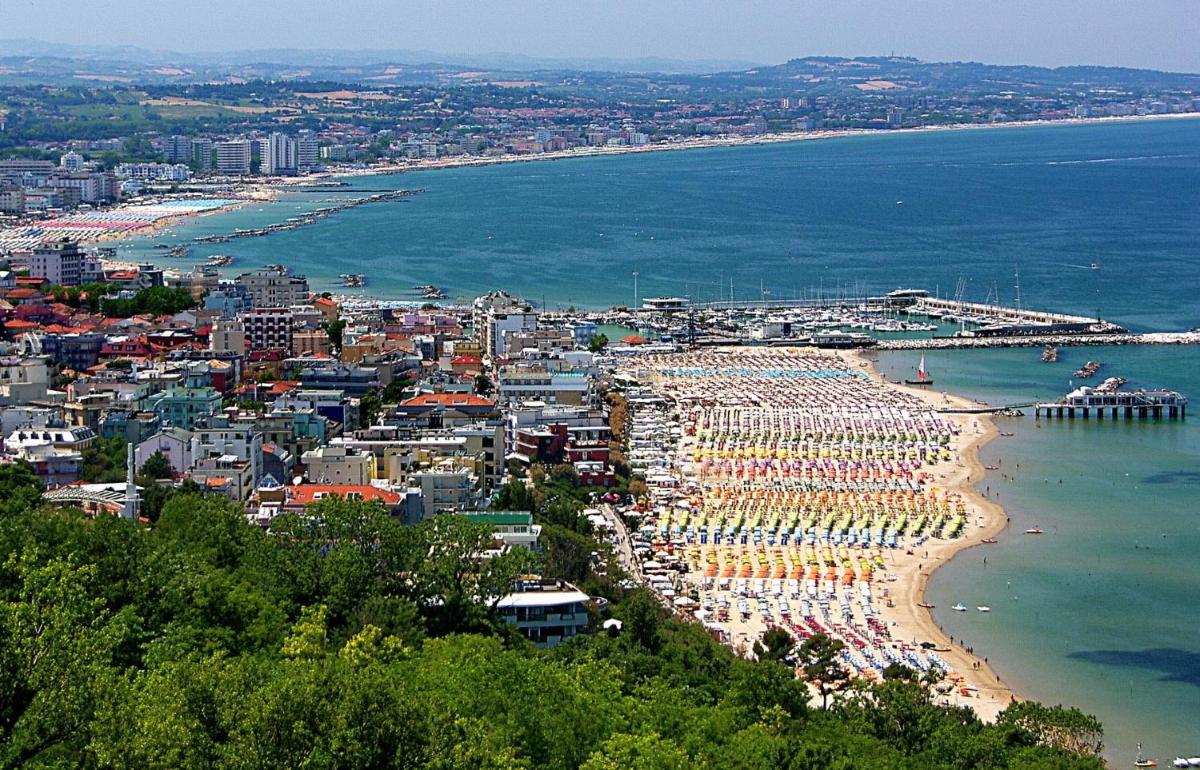 Camere e attico al mare - Housity