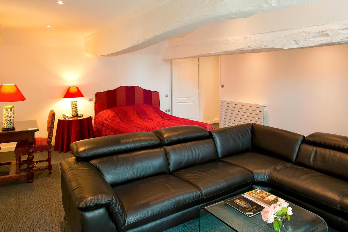 Coin salon dans l'établissement Château de Fleurville & Spa