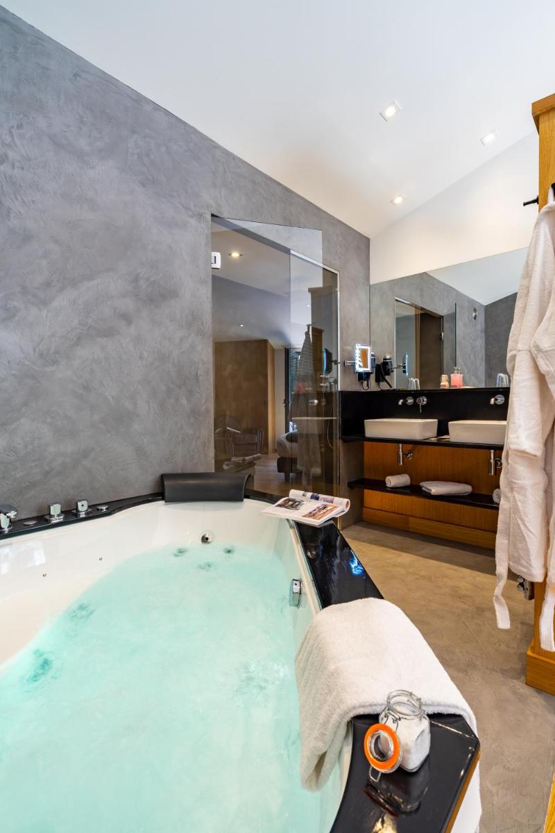 d'une salle de bains avec bain à remous dans la chambre dans l'établissement Hôtel Ile de Ré, au Bois-Plage-en-Ré 54 autres photos