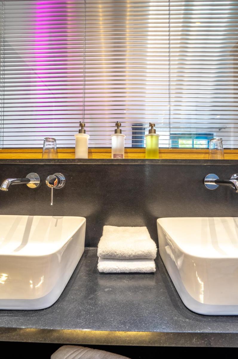 Salle de bains dans l'établissement Hôtel Ile de Ré
