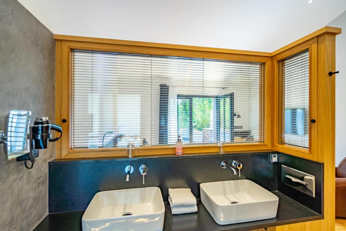 Salle de bains dans l'établissement Hôtel Ile de Ré
