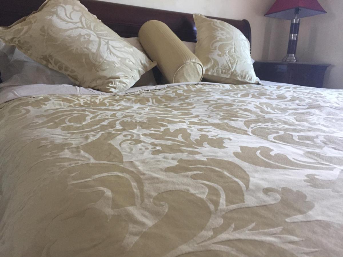 Water view Apt near downtown&amp; airport - Housity