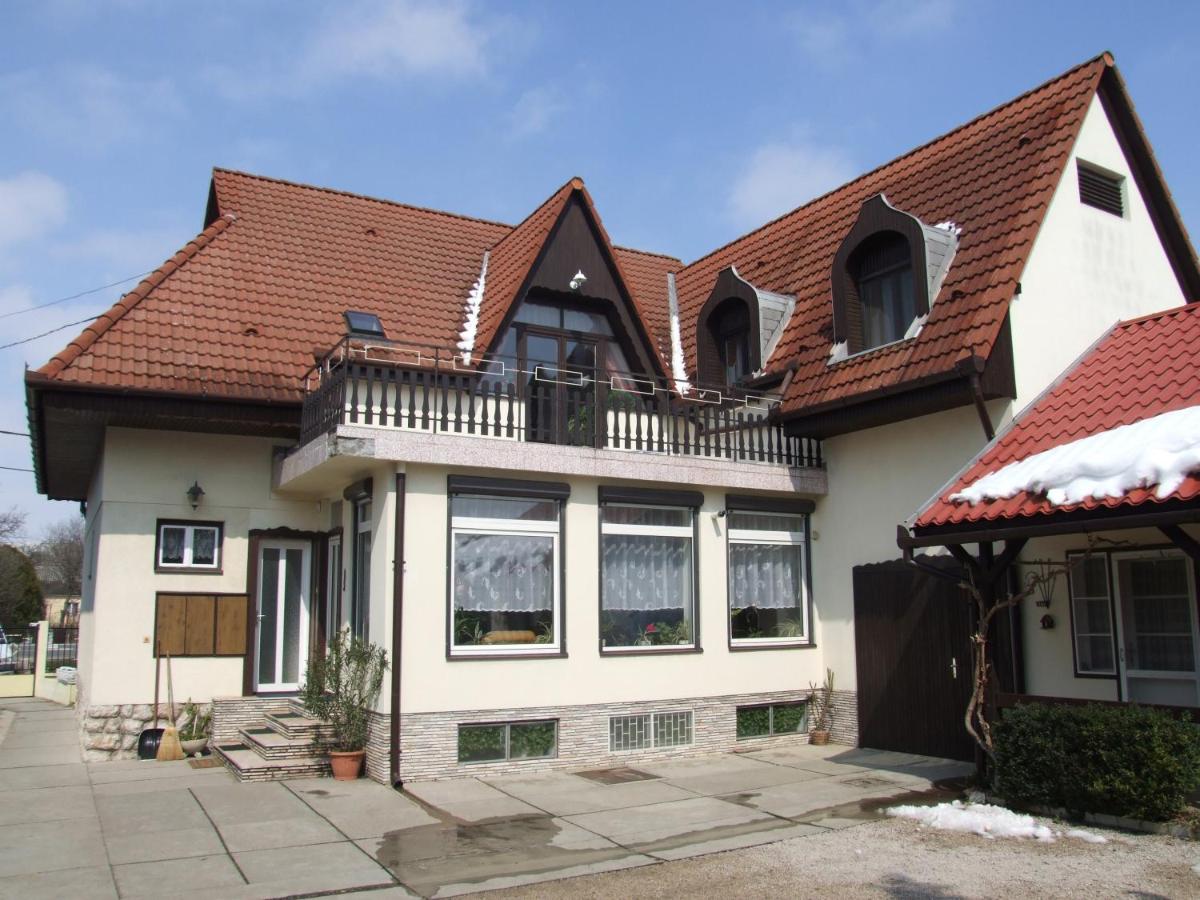 Révész Vendégház - Housity