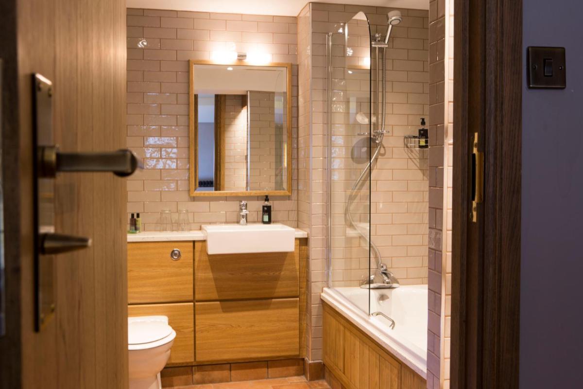 The Queen's Head Hotel - Housity