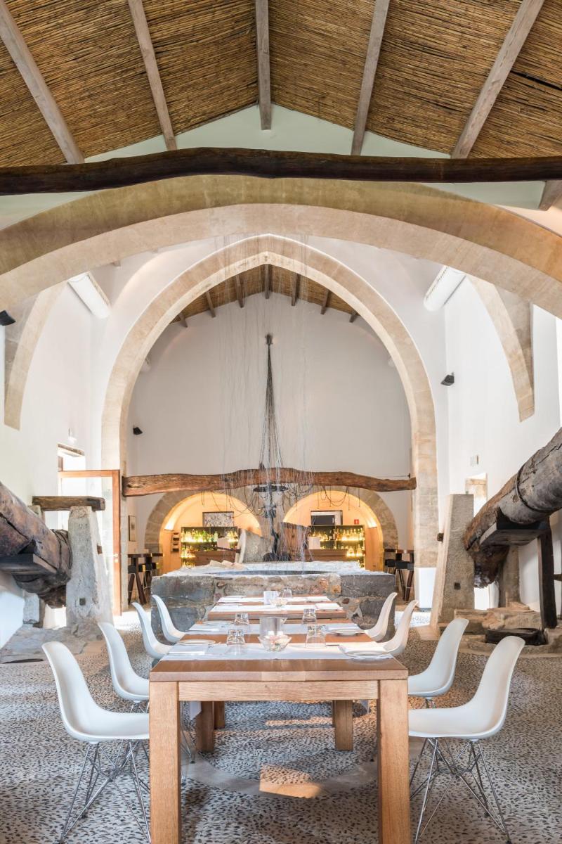 Habitación grande con mesa y algunas sillas. en Son Brull Hotel & Spa, en Pollensa
