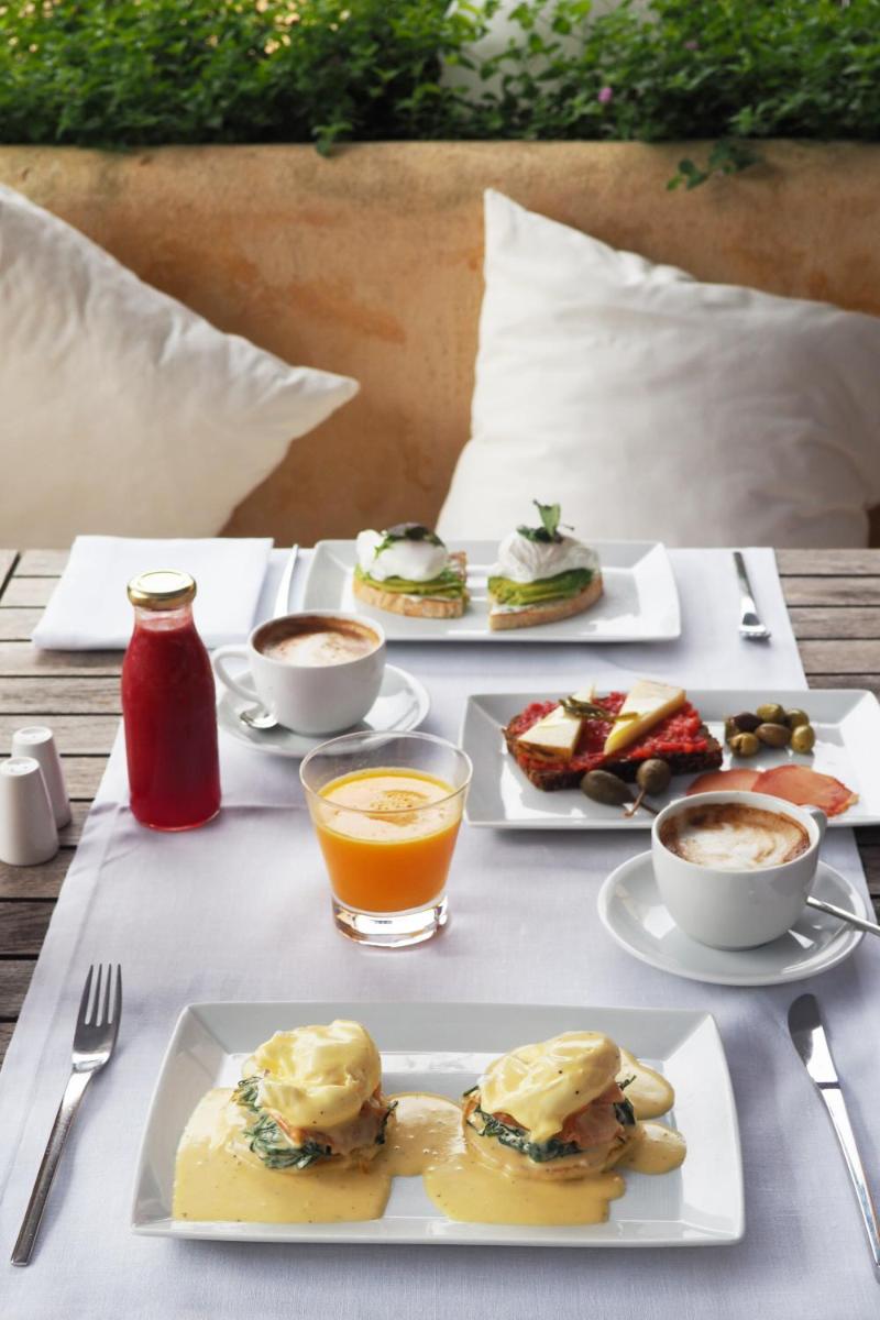 Comida en o cerca de este hotel