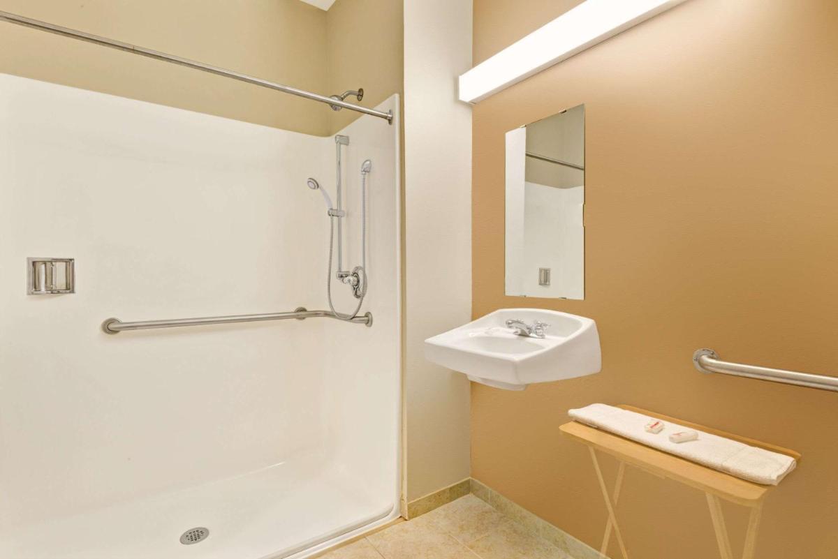 York Microtel Inn & Suites by Wyndham - Housity