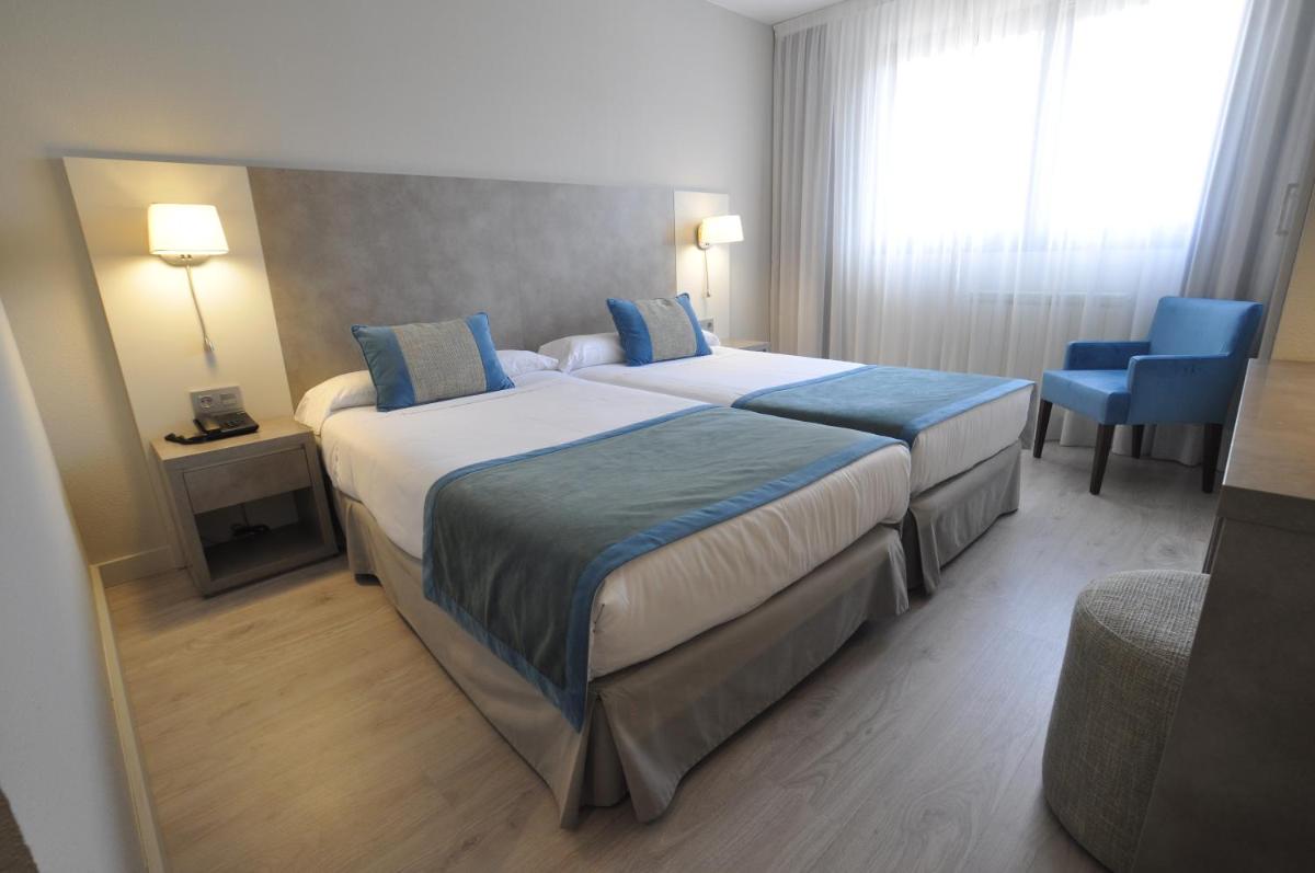 Cama o camas de una habitación en Hotel & Spa Real Jaca