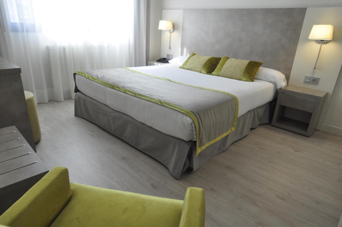Cama o camas de una habitación en Hotel & Spa Real Jaca