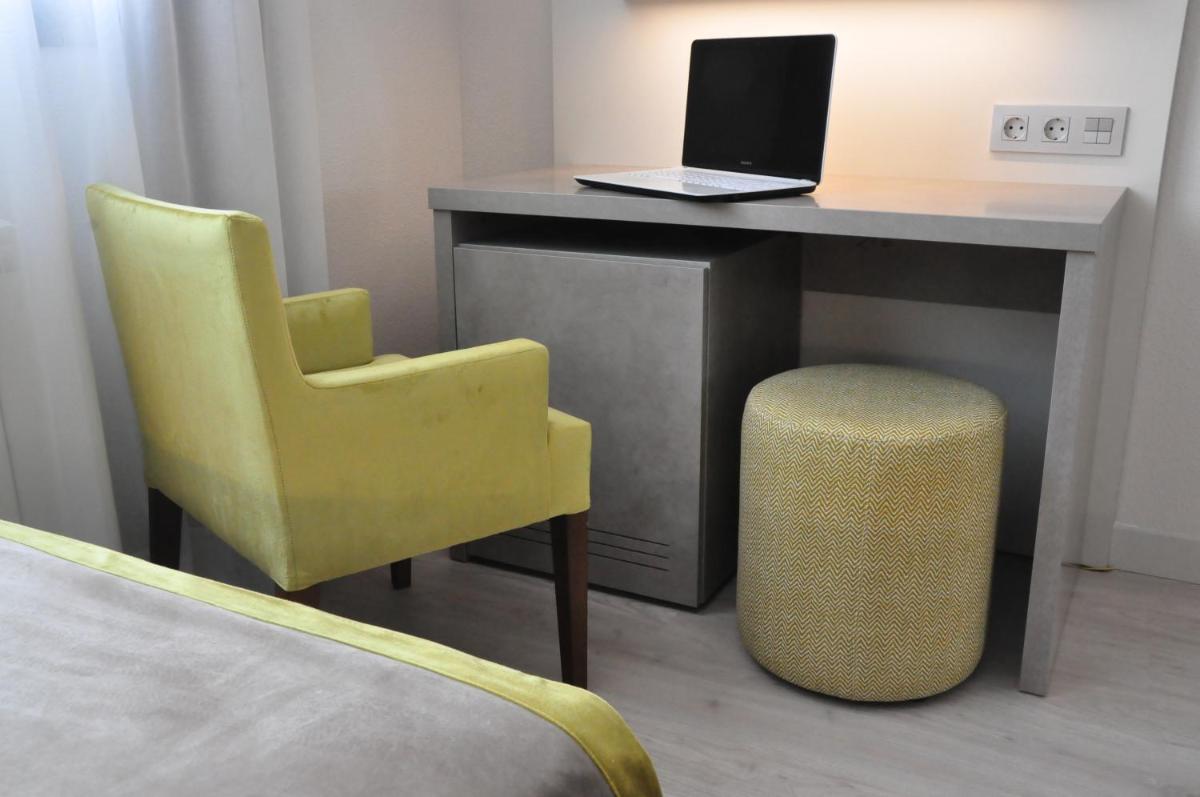 Una televisión o centro de entretenimiento en Hotel & Spa Real Jaca