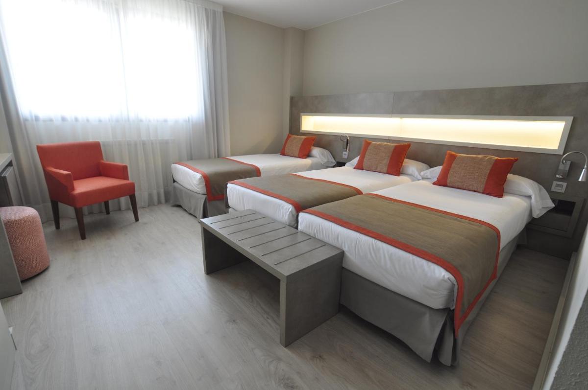 Cama o camas de una habitación en Hotel & Spa Real Jaca