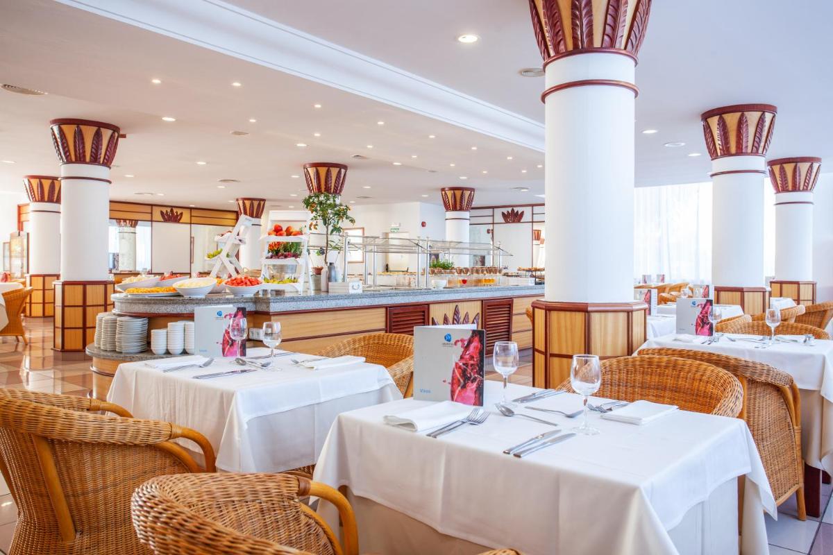 Un restaurante o sitio para comer en Grupotel Santa Eulària & Spa - Adults Only