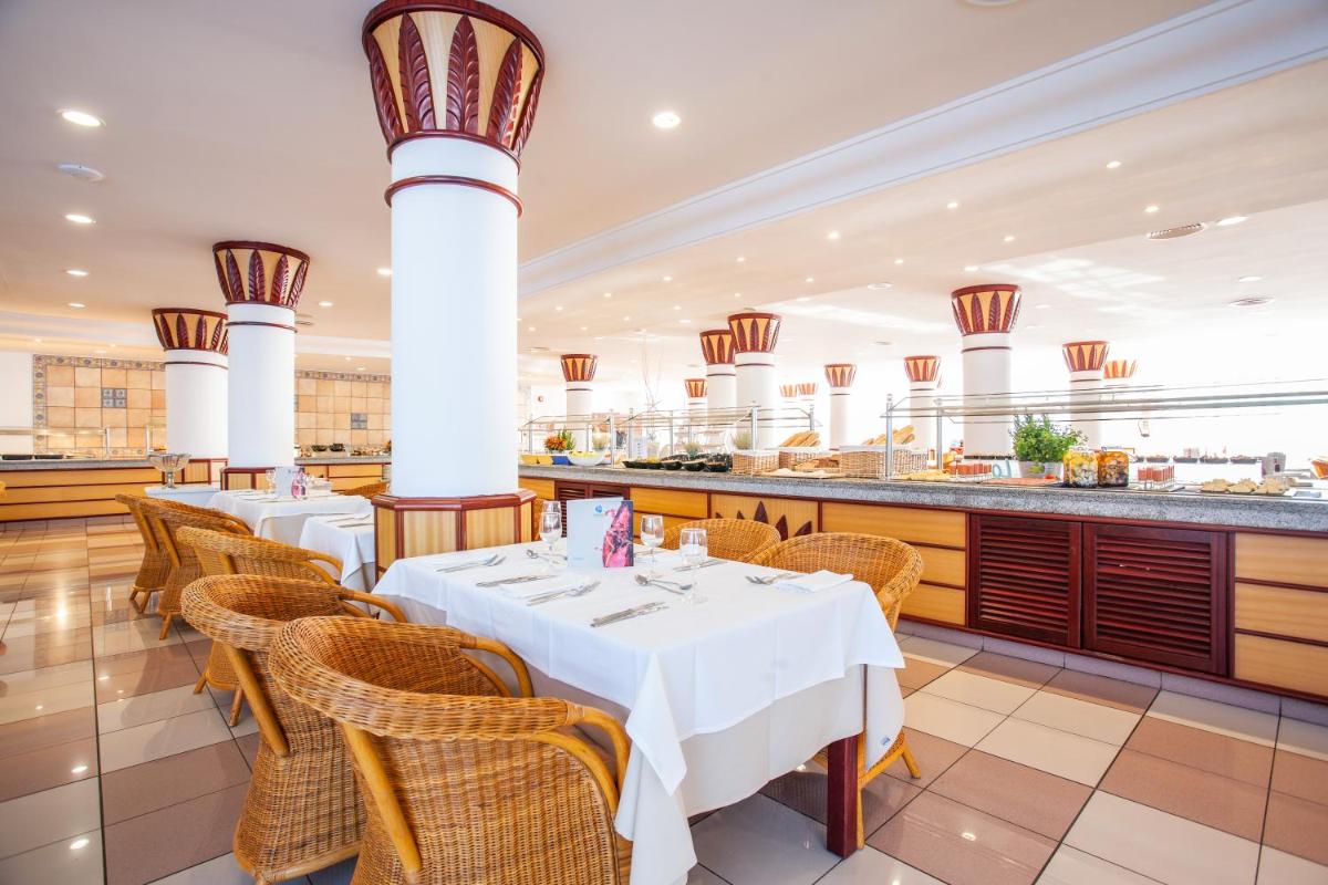 Un restaurante o sitio para comer en Grupotel Santa Eulària & Spa - Adults Only