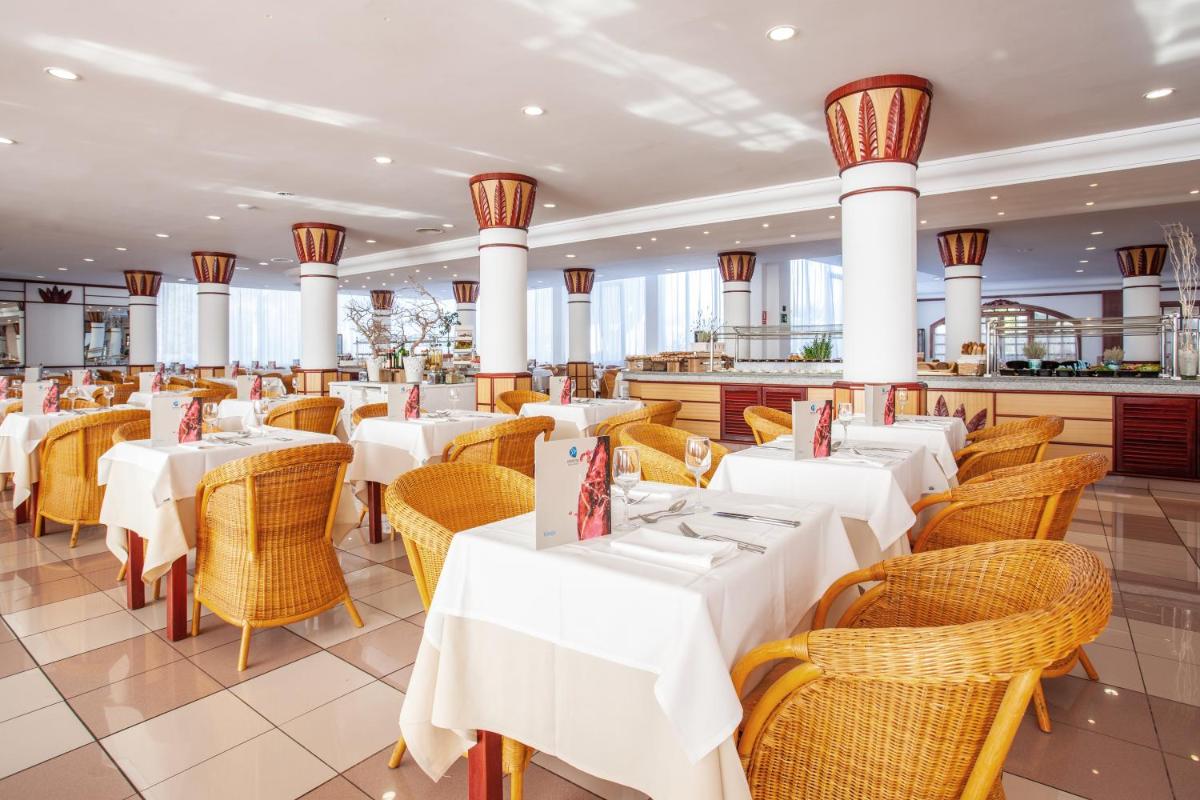 Un restaurante o sitio para comer en Grupotel Santa Eulària & Spa - Adults Only