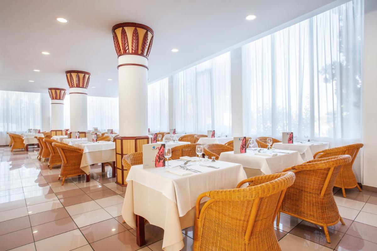 Un restaurante o sitio para comer en Grupotel Santa Eulària & Spa - Adults Only