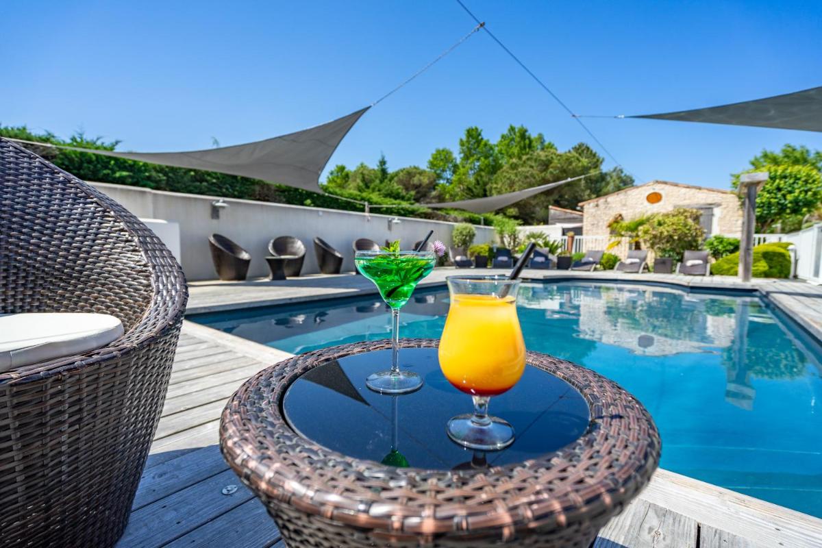 Piscine de l'établissement Elégance Suites Hôtel ou située à proximité