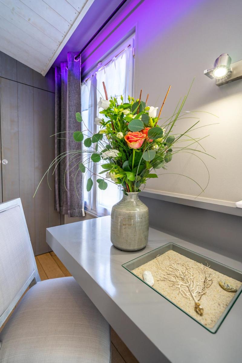 Coin salon dans l'établissement Elégance Suites Hôtel