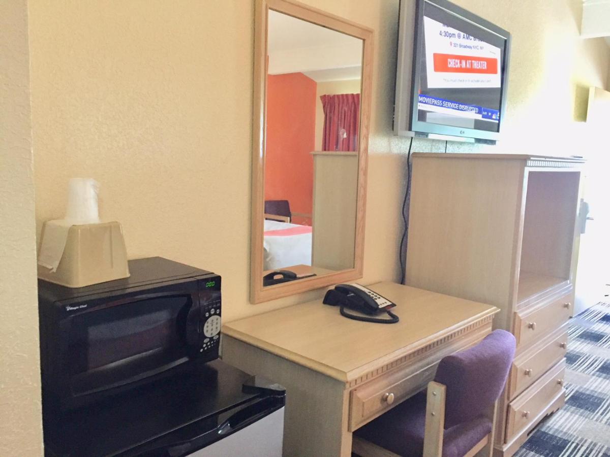 Red Carpet Inn North Chicago - Housity
