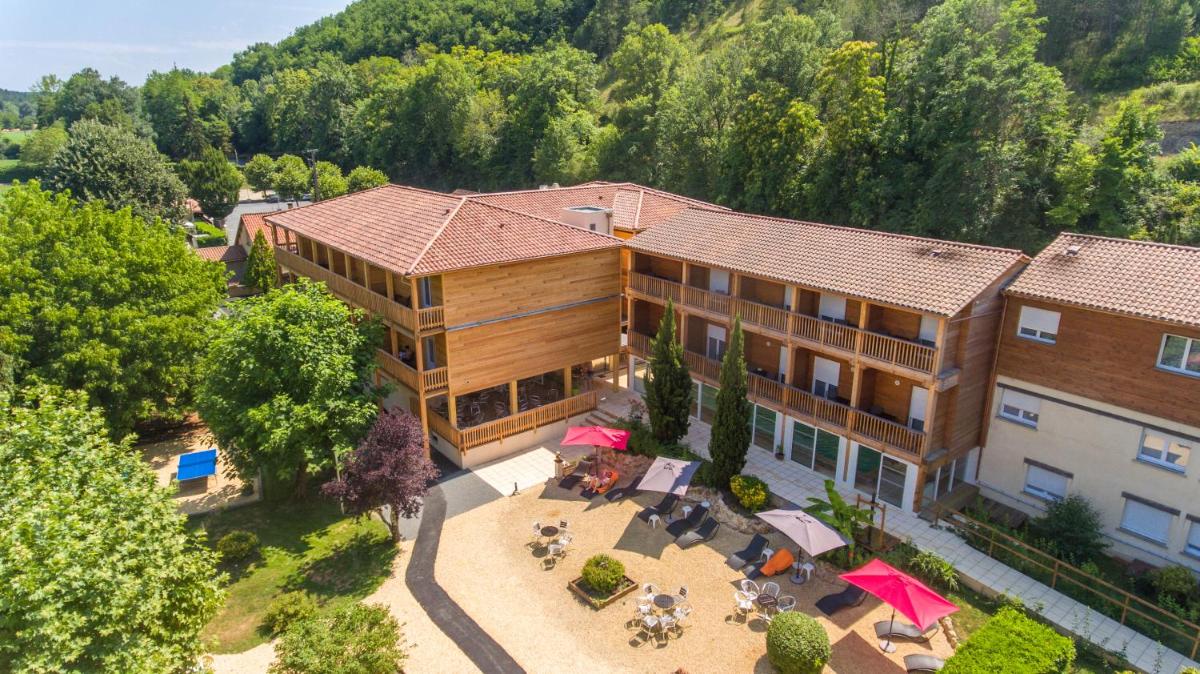 - une vue sur le plafond d'un bâtiment avec une terrasse dans l'établissement Auberge de la Petite Reine, à Siorac-en-Périgord