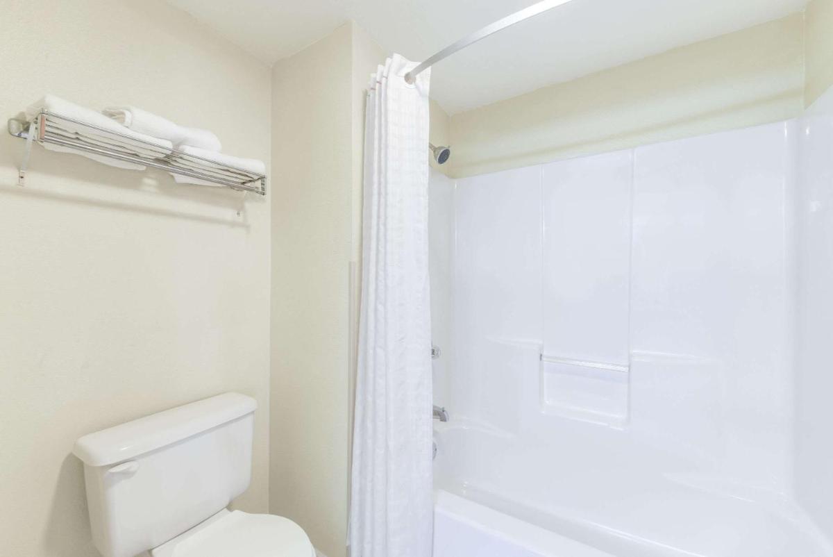 Super 8 by Wyndham Burleson Fort Worth Area - Housity