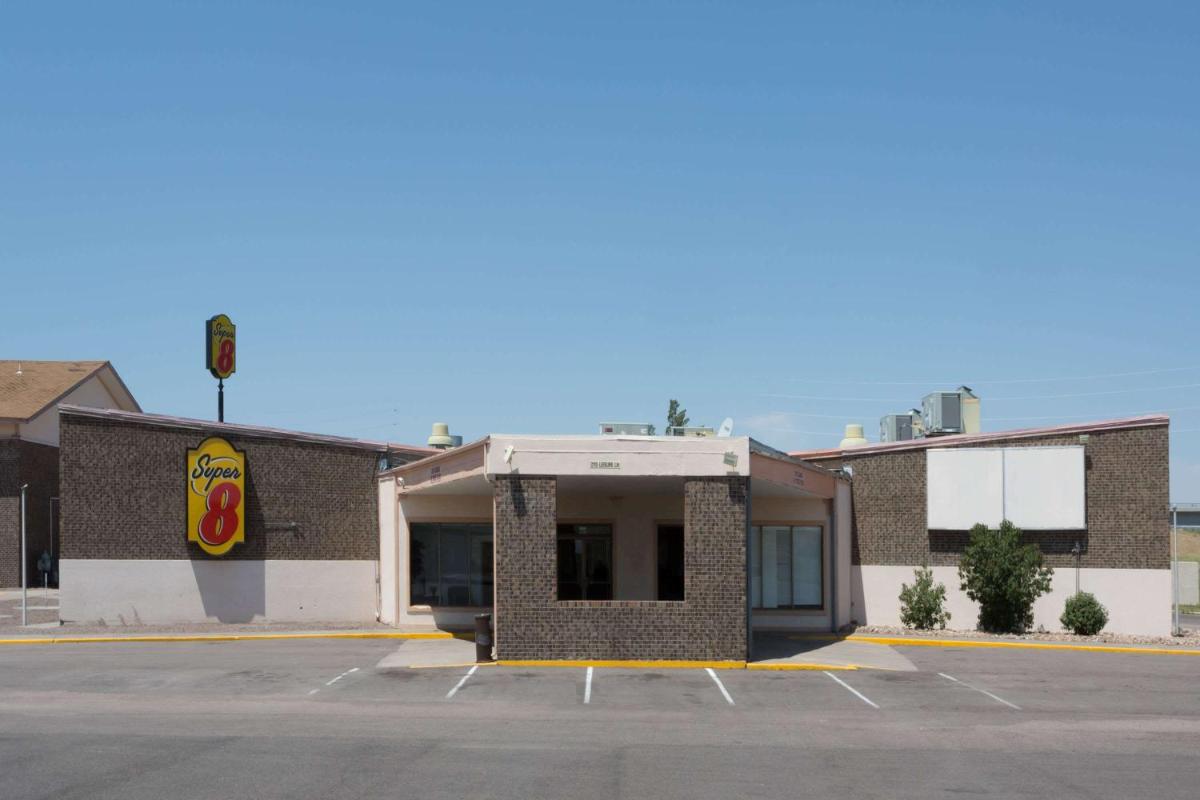 Super 8 by Wyndham Sterling CO - Housity