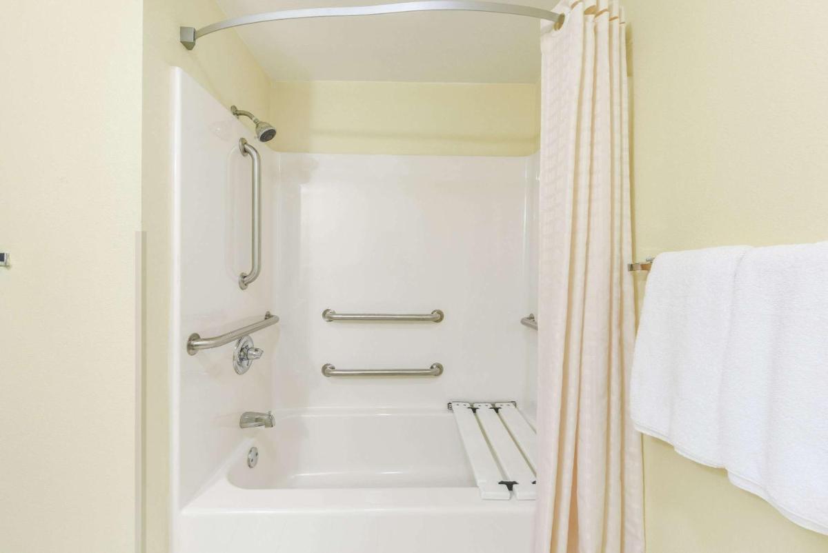 Super 8 by Wyndham Burleson Fort Worth Area - Housity