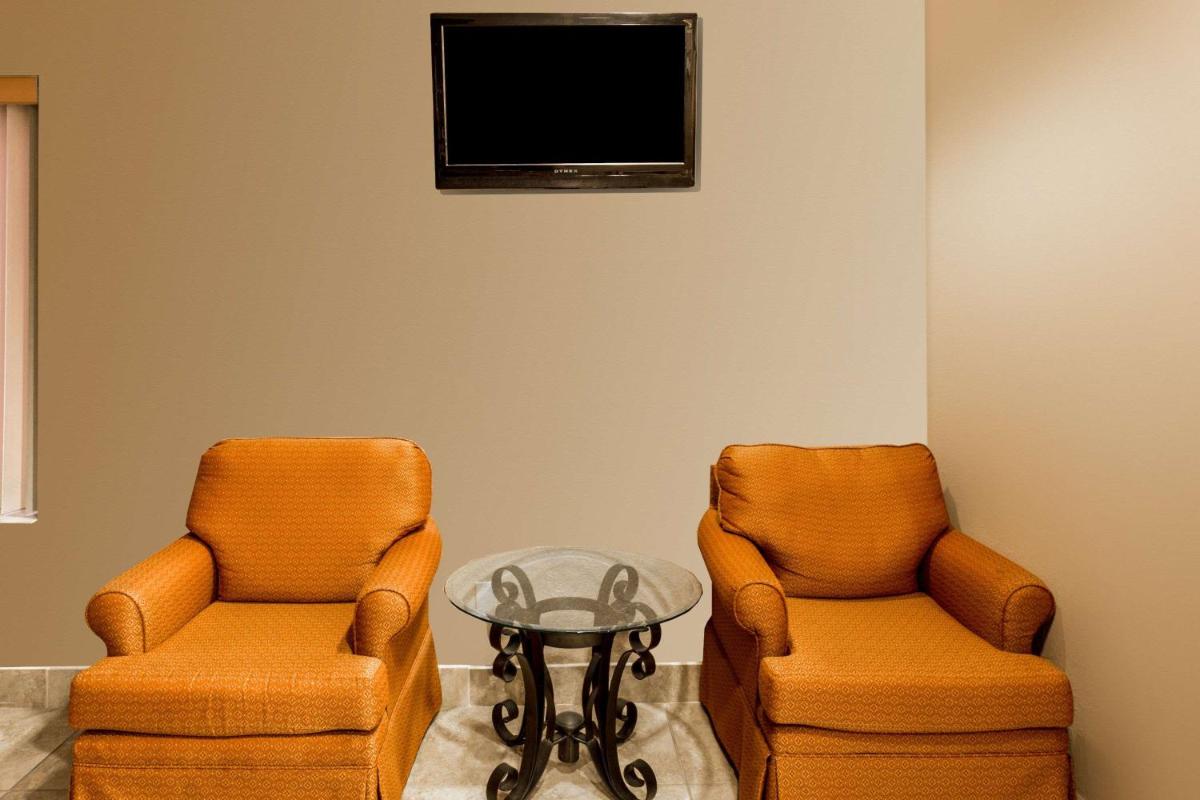 Super 8 by Wyndham Frankfort IN - Housity