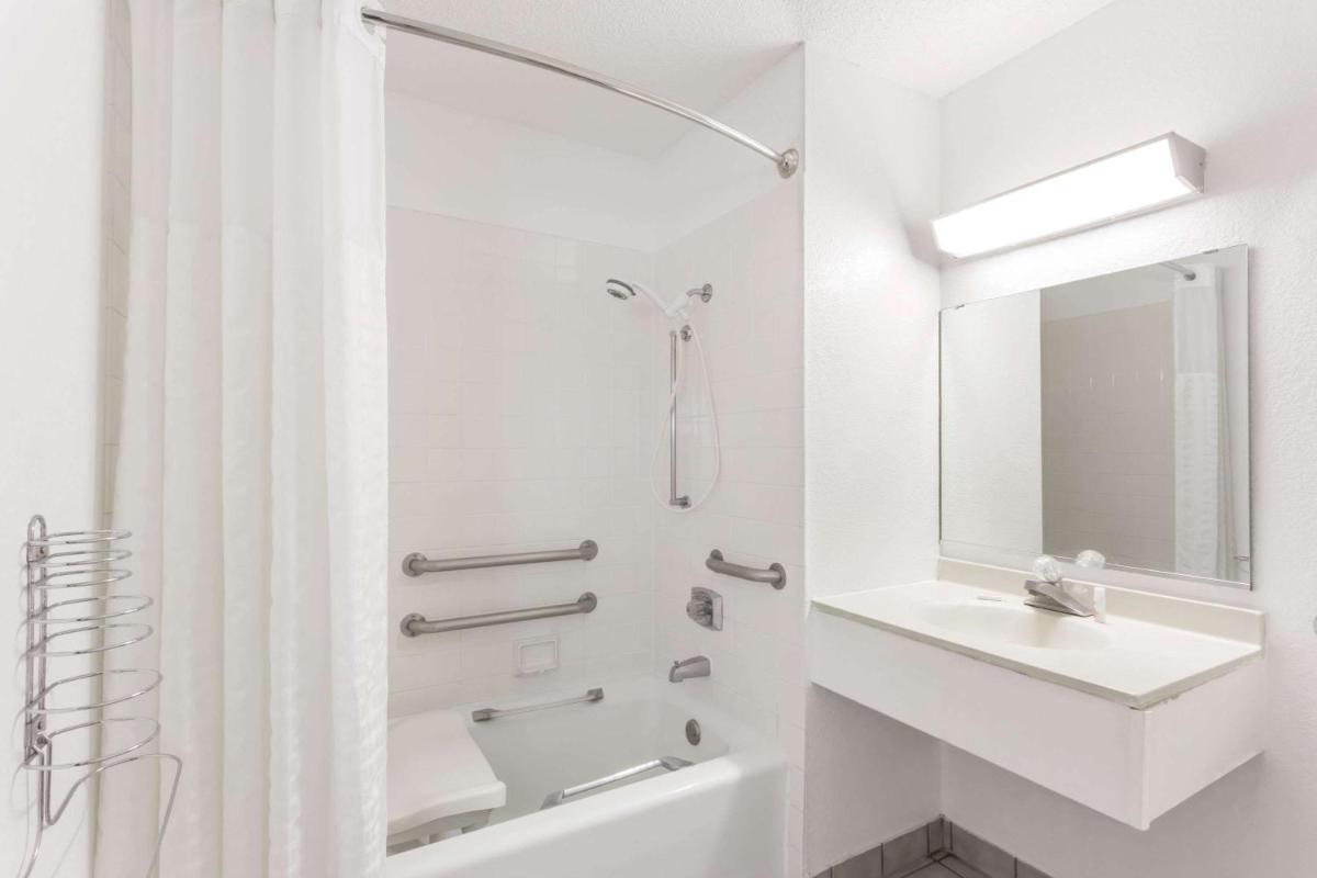 Super 8 by Wyndham Mundelein/Libertyville Area - Housity