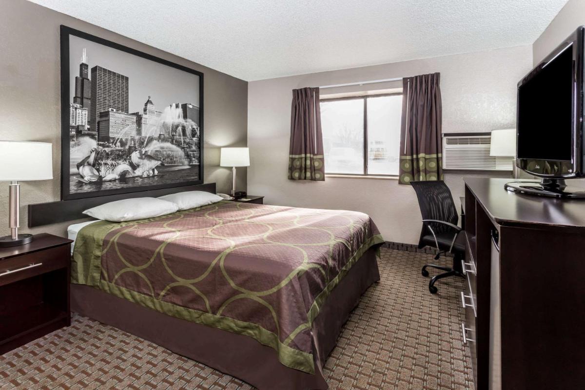 Super 8 by Wyndham Mundelein/Libertyville Area - Housity