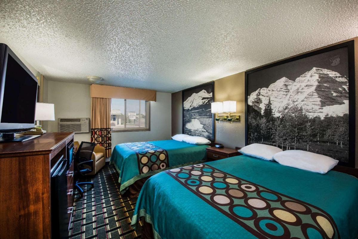Super 8 by Wyndham Pueblo - Housity