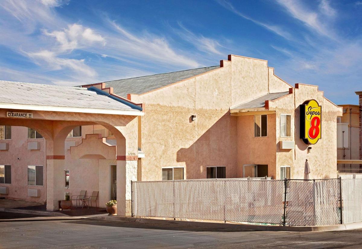Super 8 by Wyndham Yucca Val/Joshua Tree Nat Pk Area - Housity