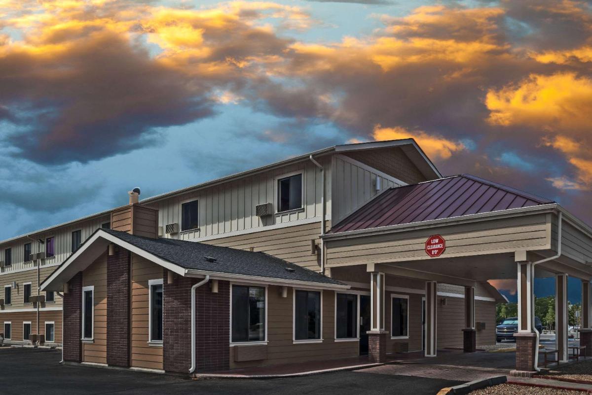Super 8 by Wyndham Boise - Housity