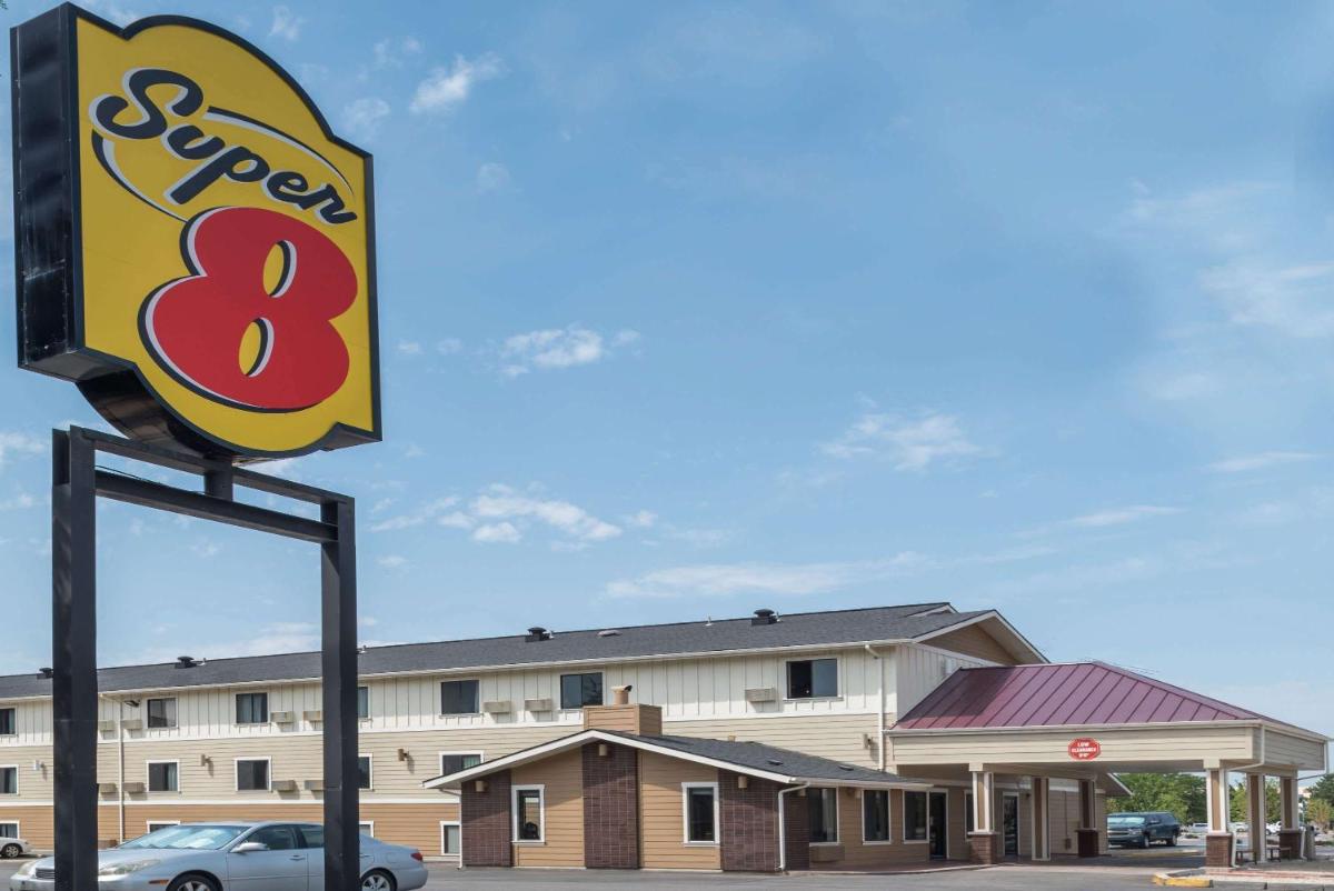 Super 8 by Wyndham Boise - Housity