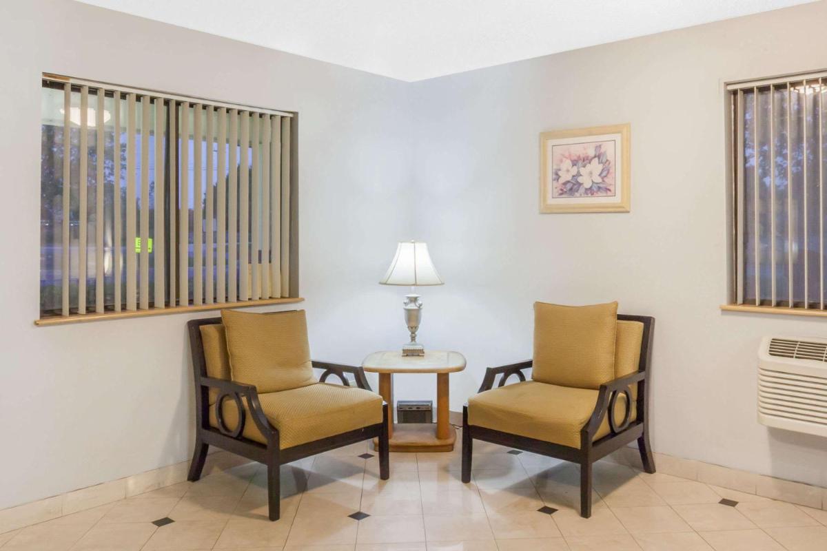 Super 8 by Wyndham Charlotte/Amusement Park Area - Housity