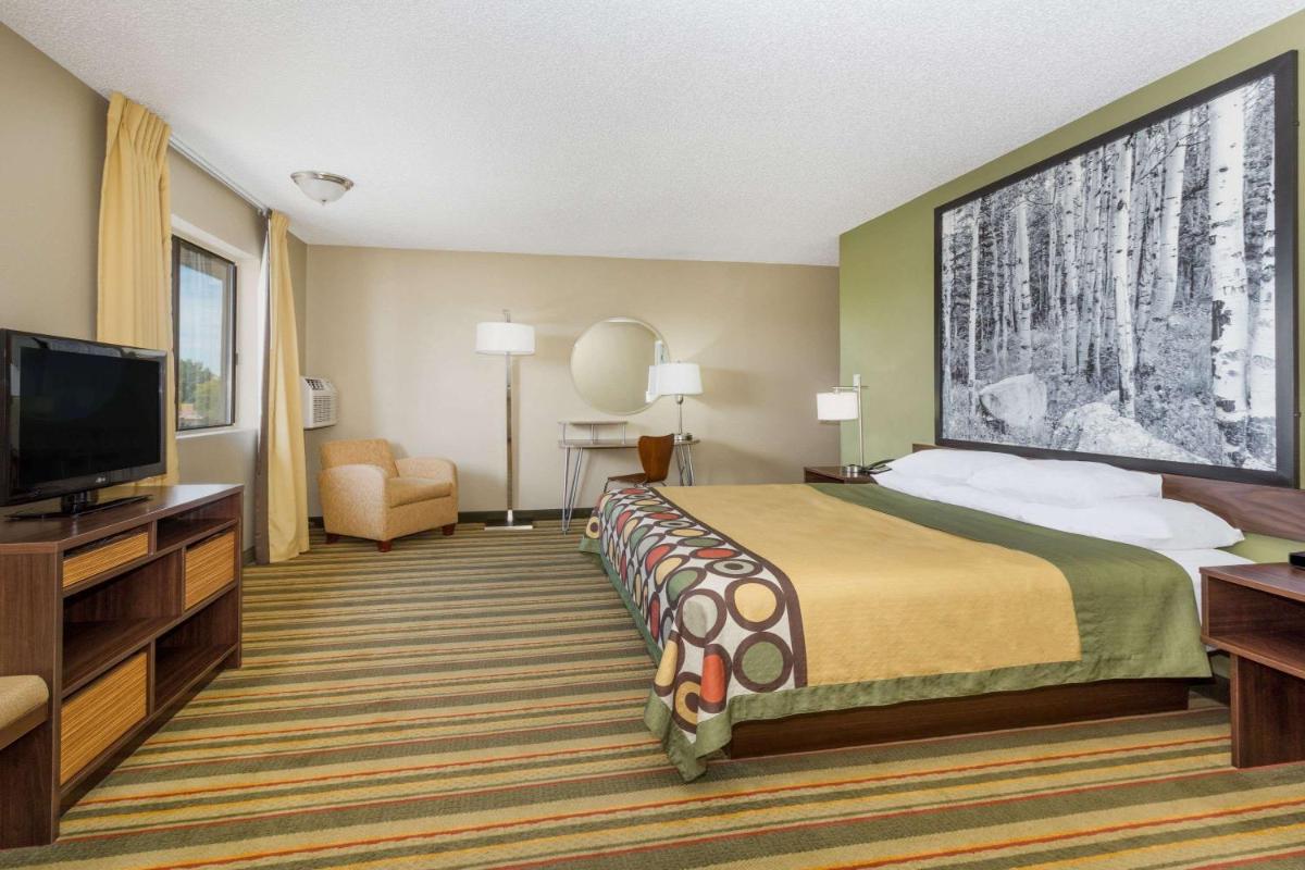Super 8 by Wyndham Montrose - Housity