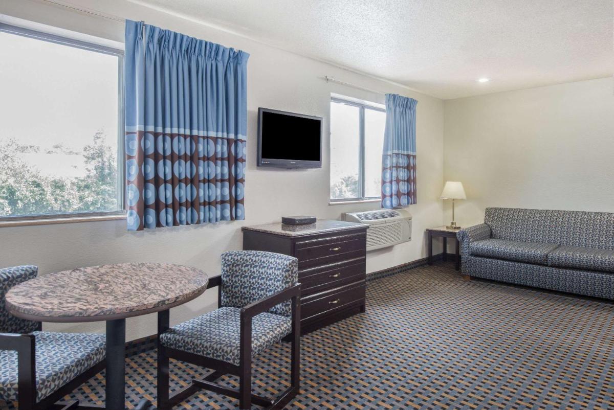 Super 8 by Wyndham New Castle - Housity