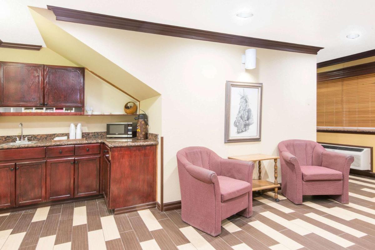 Super 8 by Wyndham Moriarty - Housity