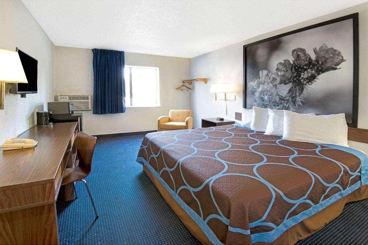 Super 8 by Wyndham Las Cruces University Area - Housity