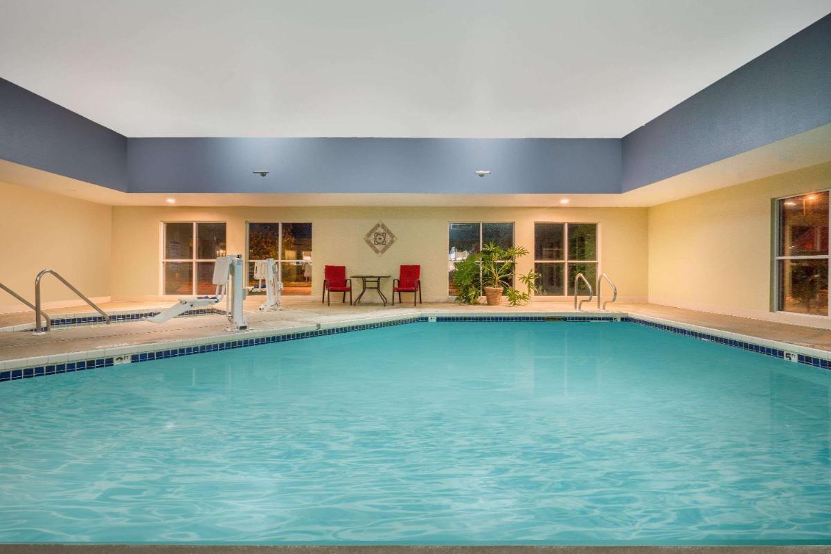 Super 8 by Wyndham Menomonie WI - Housity