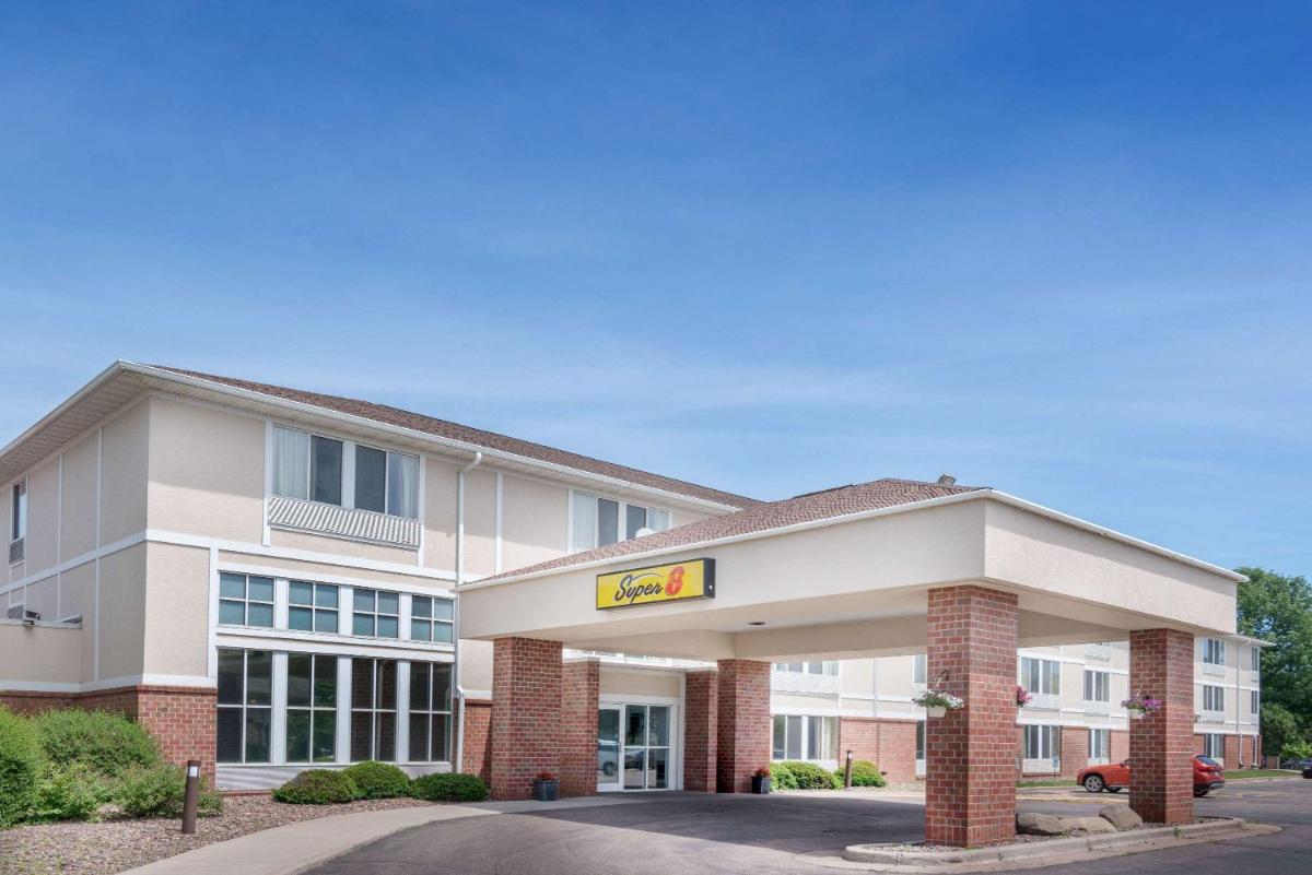 Super 8 by Wyndham Menomonie WI - Housity