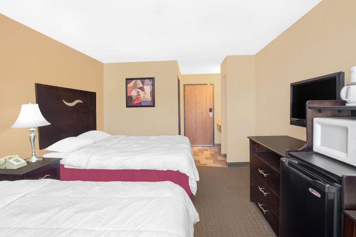 Super 8 by Wyndham Sheboygan WI - Housity