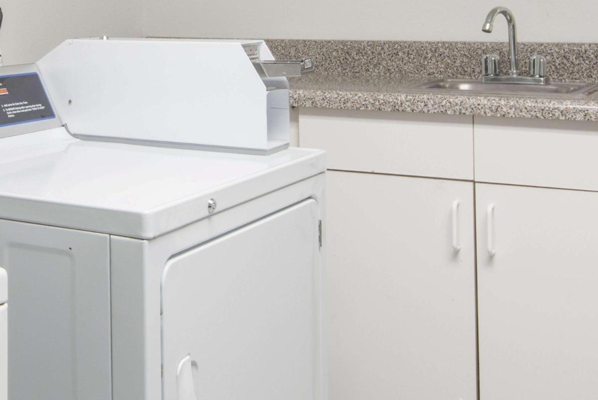 Super 8 by Wyndham Groton - Housity