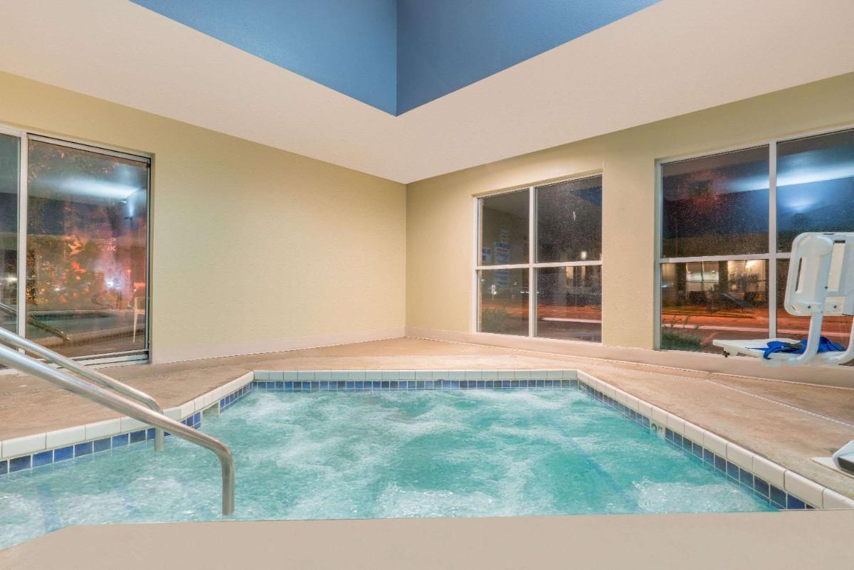 Super 8 by Wyndham Menomonie WI - Housity