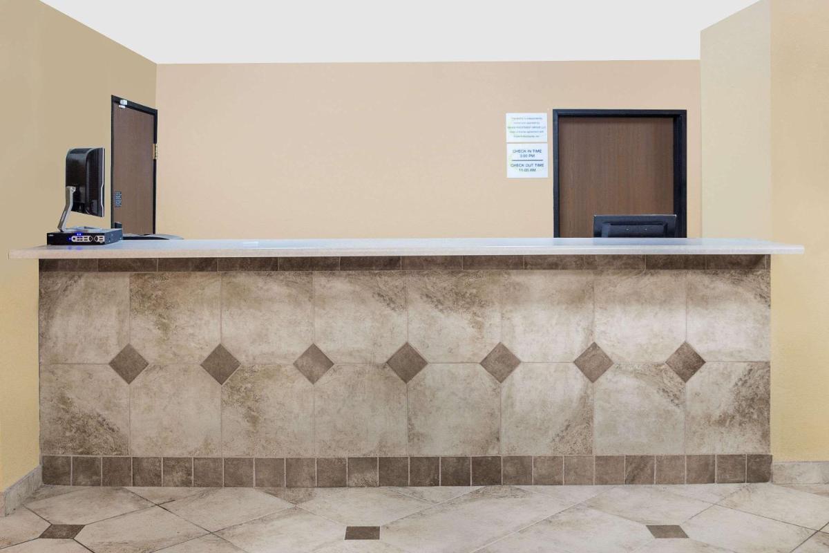 Super 8 by Wyndham Sheboygan WI - Housity