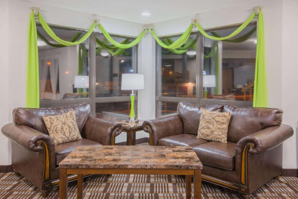 Super 8 by Wyndham Toledo - Housity