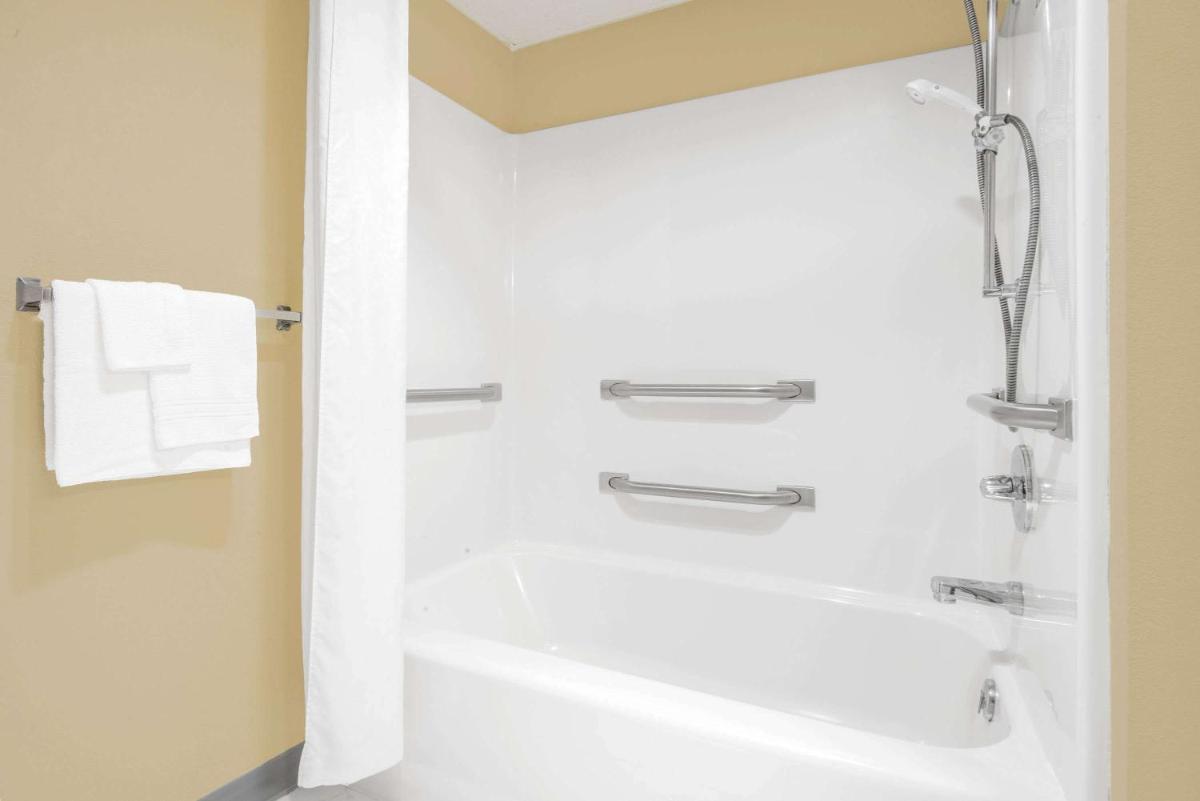 Super 8 by Wyndham Story City - Housity